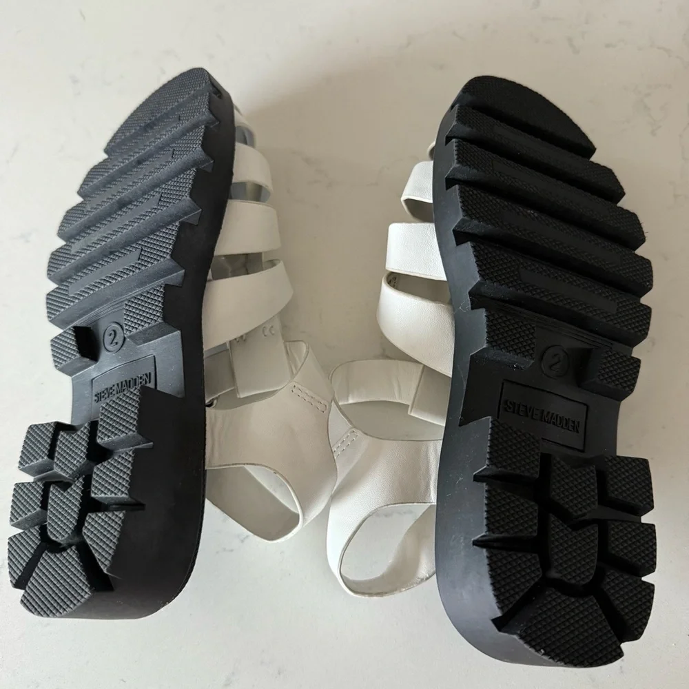 New Steve Madden Girl’s white fisherman Sandals Size: 2